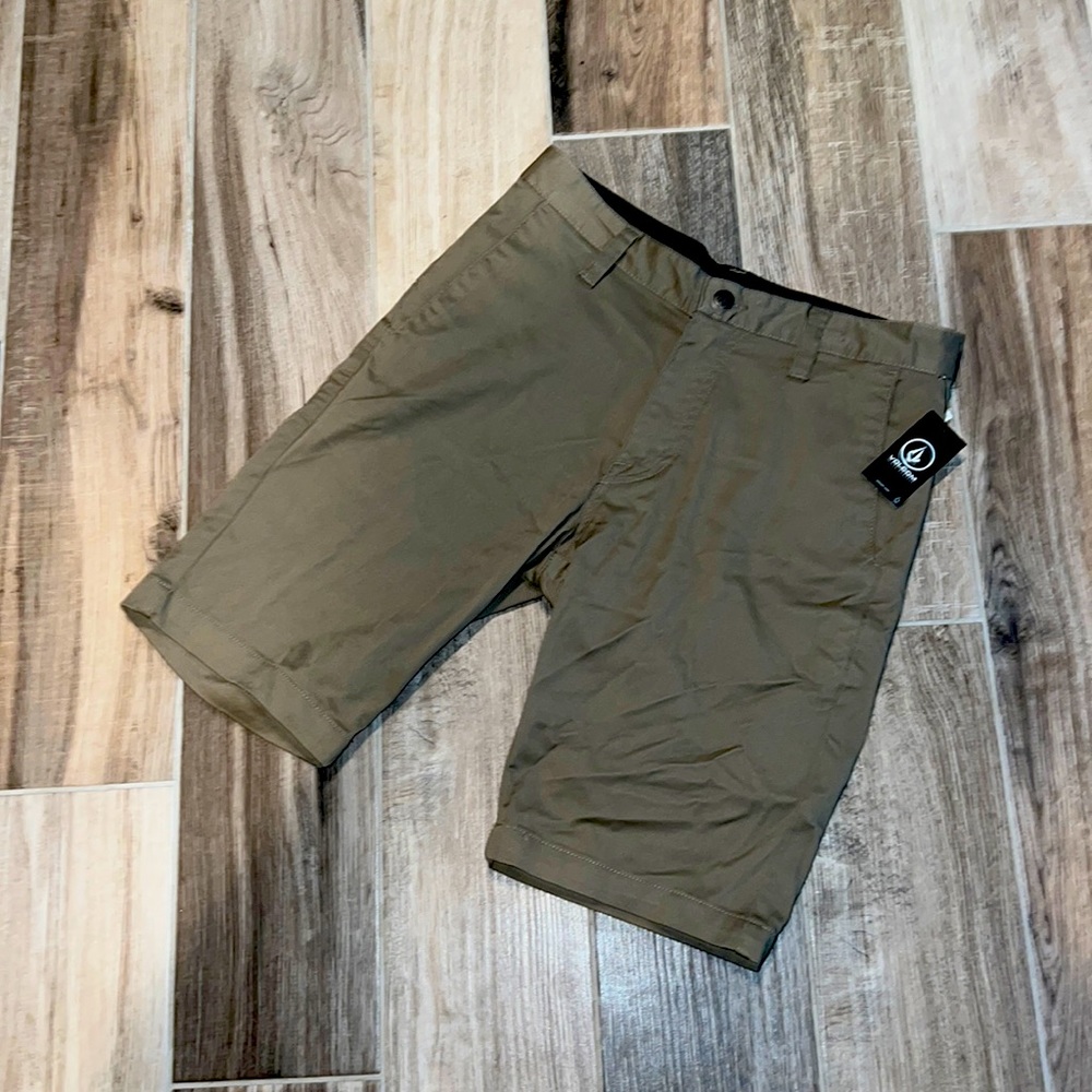 BNWT Khaki VOLCOM men’s shorts Sz 28 - Picture 1 of 5